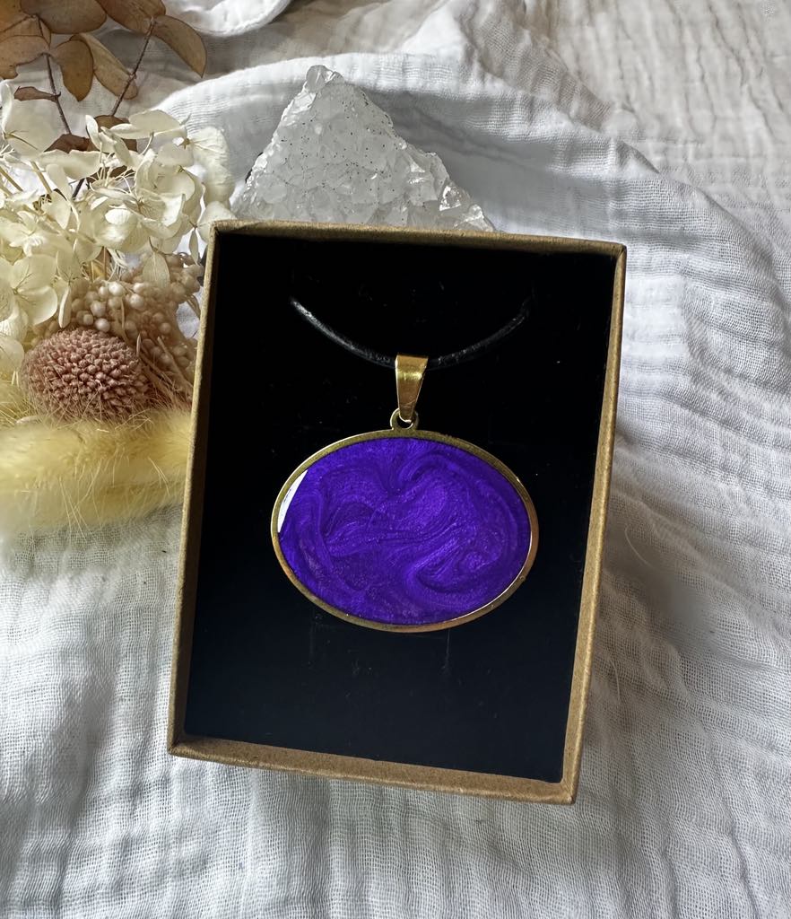 Nightshade Oval Pendant (Gold)